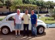 Alíssio Frassato, com o Delgado e Tiãozino, presidente do lar, durante a entrega do Fusca