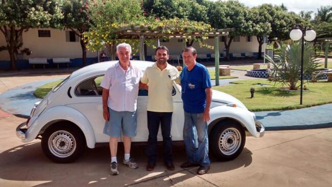 Alíssio Frassato, com o Delgado e Tiãozino, presidente do lar, durante a entrega do Fusca