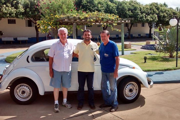 Alíssio Frassato, com o Delgado e Tiãozino, presidente do lar, durante a entrega do Fusca