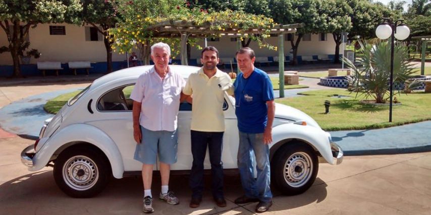 Alíssio Frassato, com o Delgado e Tiãozino, presidente do lar, durante a entrega do Fusca Alíssio Frassato, com o Delgado e Tiãozino, presidente do lar, durante a entrega do Fusca