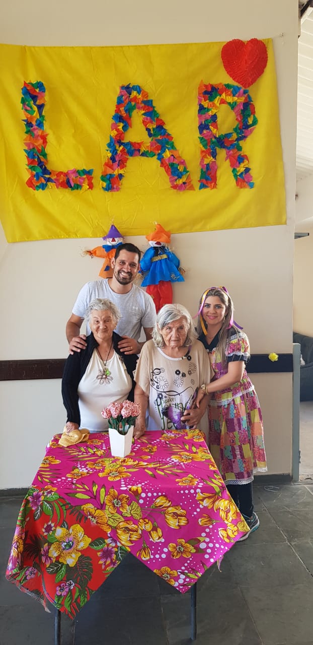 Funcionários e idosos se divertindo juntos na festa junina do Lar dos velhinhos